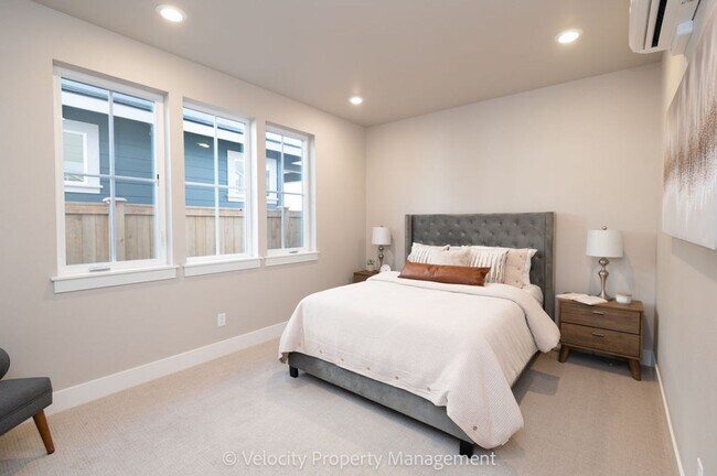 Building Photo - Brand New SE Bend Home!