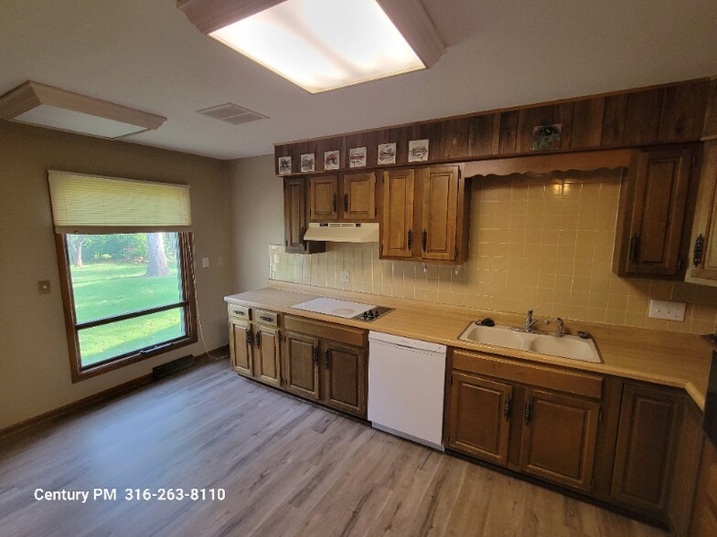 Building Photo - 9700 W 9th St N