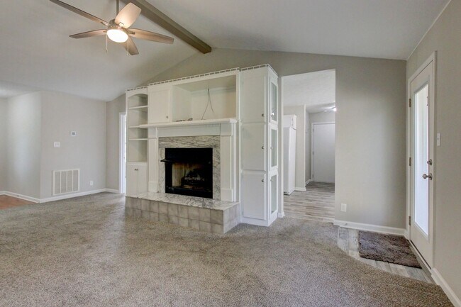 Building Photo - Updated 3bed 2 bath in St B with SEPARATE WORKSHOP around back.