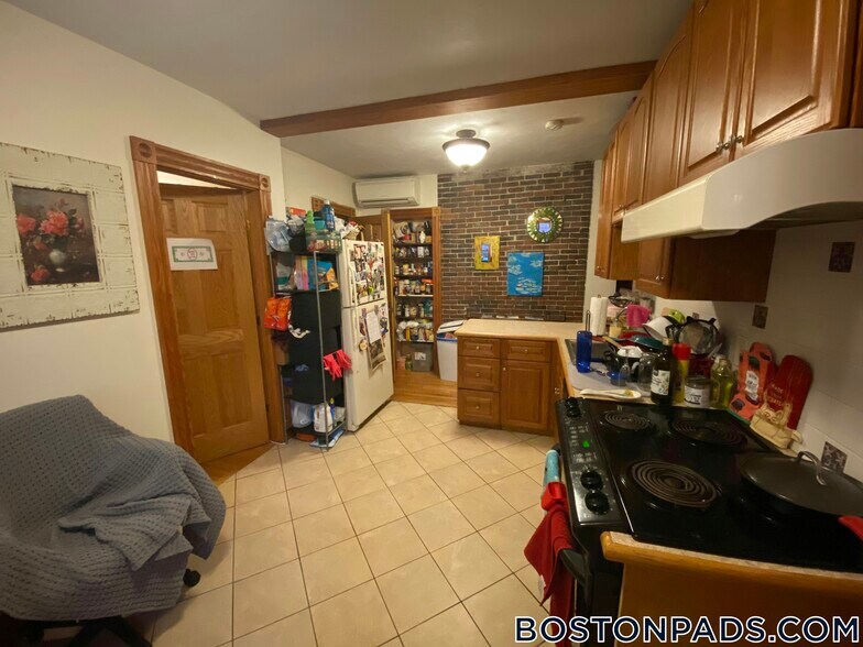 Building Photo - 61 Anderson St