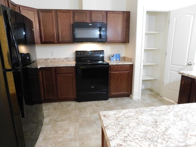 Building Photo - Condo Close to Shopping