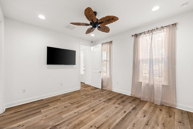 Building Photo - 217 Windrow Way