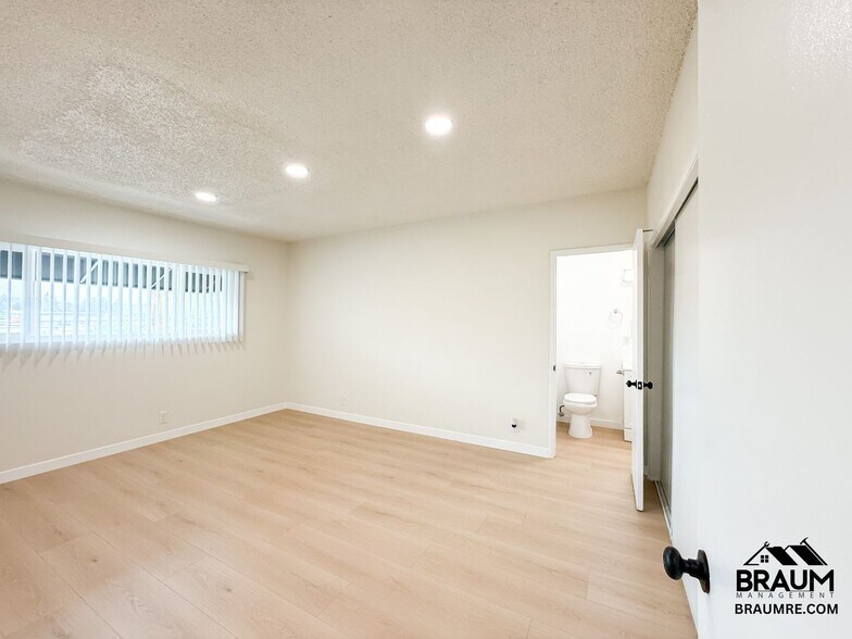 Building Photo - 13129 Oxnard St