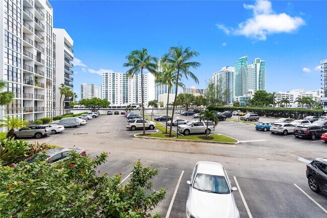 Building Photo - 800 Parkview Dr