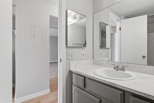 Building Photo - Updated 2 bed / 1 bath home in Lakewood!