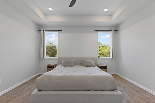 Building Photo - Grand in Granbury!
