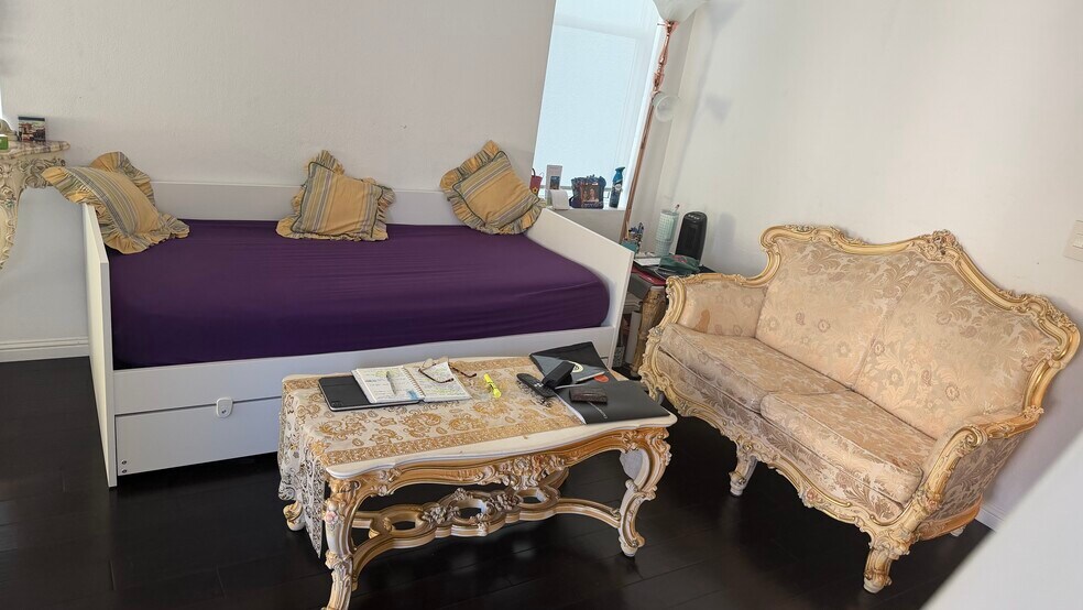 Living room with Day Bed - 700 Lido Park Dr