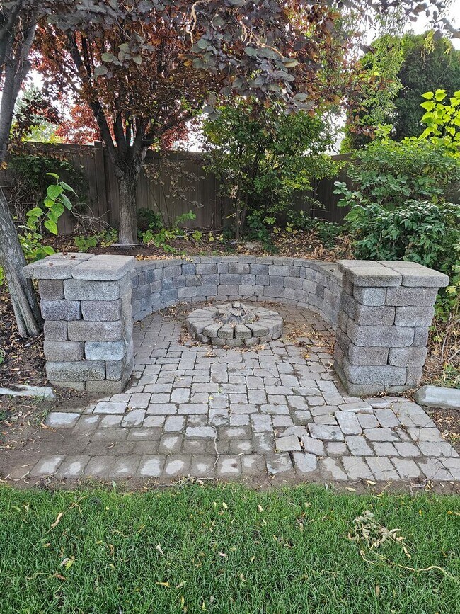 Building Photo - Townhouse located near Canyon Rim Parkway and tons of shopping