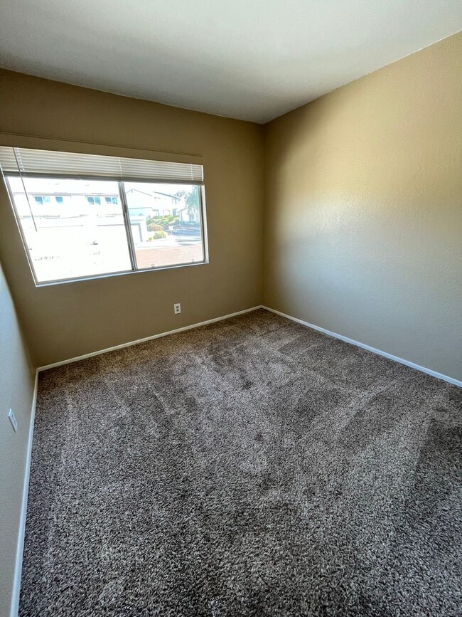 Building Photo - Spacious 3-Bedroom Townhome in Beautiful O...