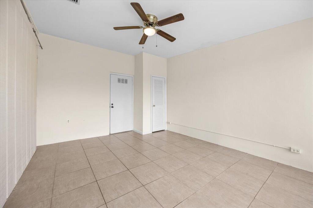 Building Photo - 5540 Lakewood Cir S