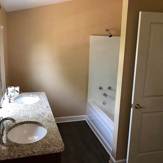 Building Photo - 4 Bedroom 3 Bathroom