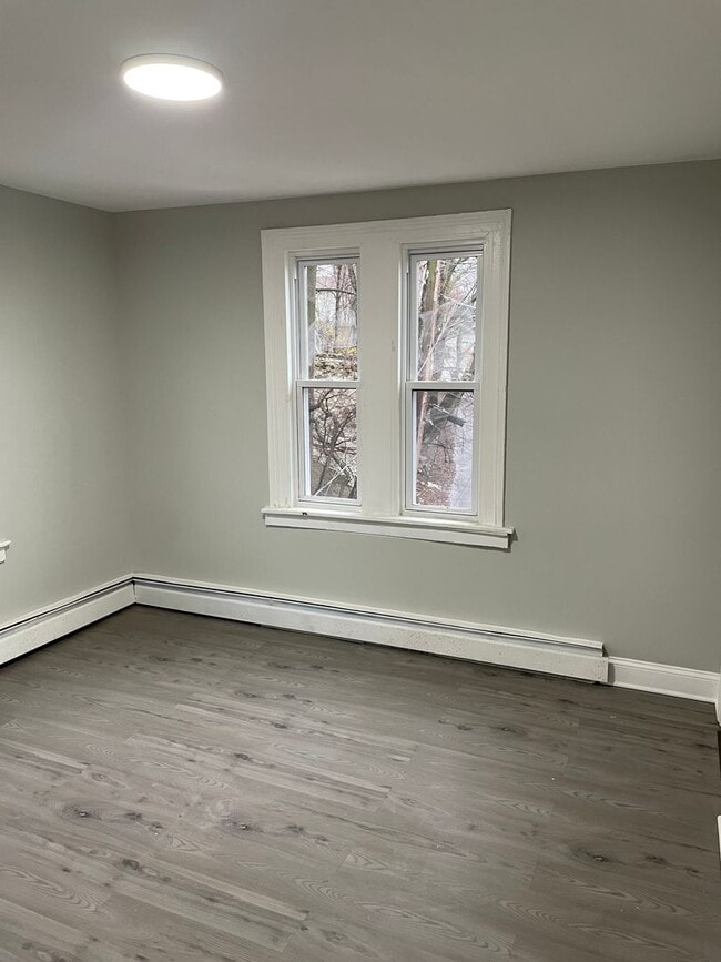 Building Photo - Fully renovated 6 bedroom single family ho...