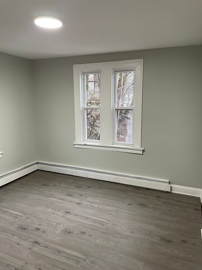 Building Photo - Fully renovated 6 bedroom single family house