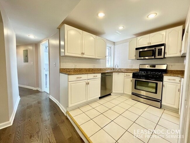 Building Photo - 207 R St NW