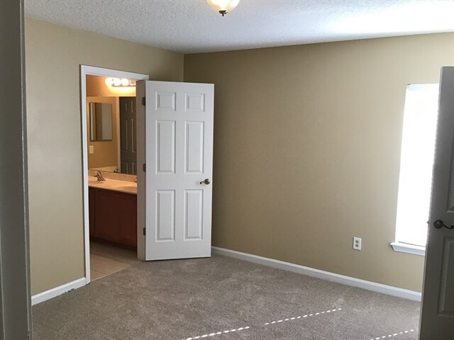 Building Photo - 724 Spruce Pine Ln