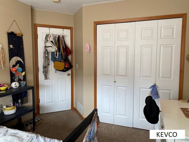 Building Photo - Perfect Townhouse for Roommates!