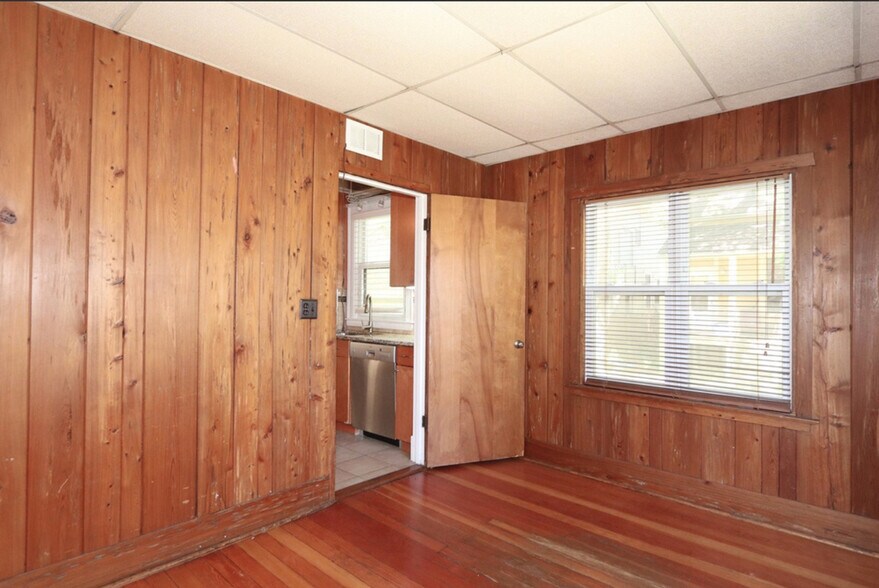 Building Photo - 916 Pleasant St