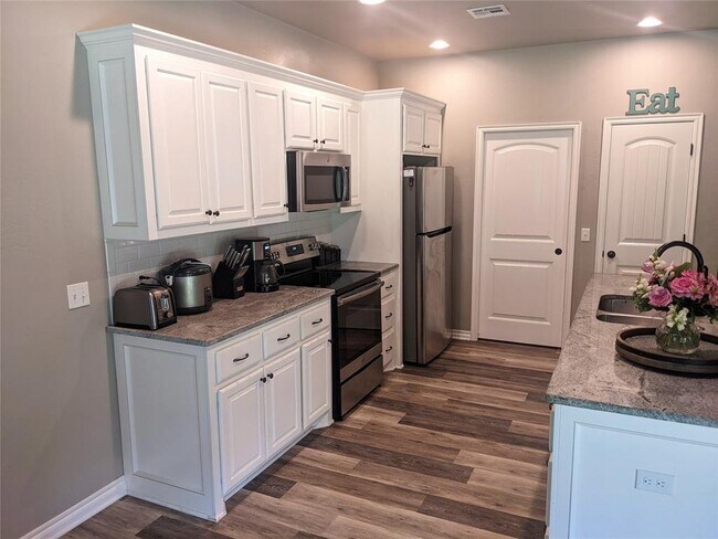 Building Photo - 3400 Lyric St