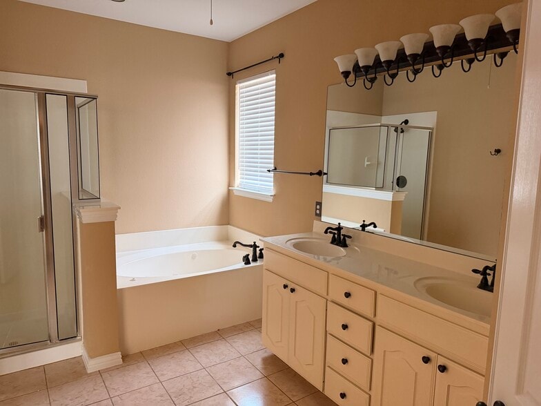 Building Photo - 10133 Sanden Dr