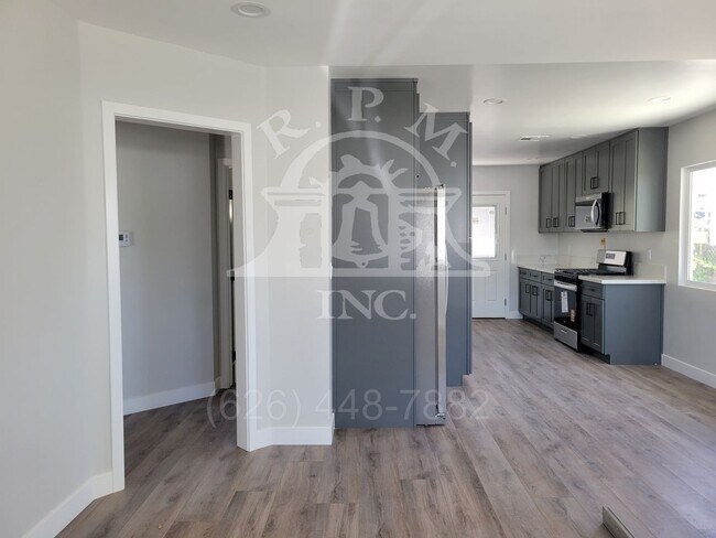 Building Photo - 13872-13874 Saranac Dr
