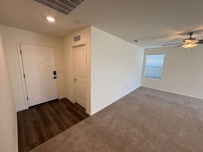 Building Photo - Tulare smart home, DR HORTON built home Available Now! Energy efficient