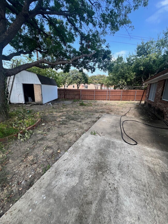 Building Photo - 2213 Ridgewood Dr