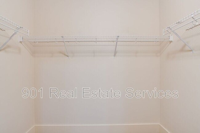 Building Photo - 420 S Front St