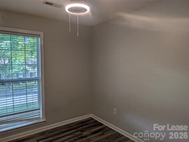 Building Photo - 131 Diamond Dr