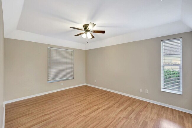 Building Photo - Stunning 3BR/2BA Home with 2-Car Garage & ...