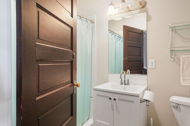 Building Photo - Fully furnished 5-bed, 3.5 bath home in hi...