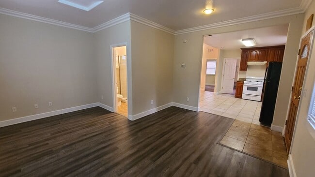 Building Photo - GREAT DOWNTOWN LOCATION!! GATED PARKING!