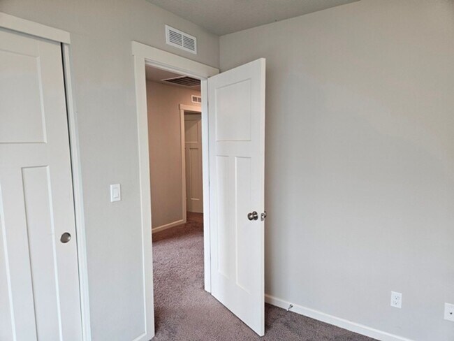 Building Photo - 5Bd/3Ba Two Story House - For viewing!
