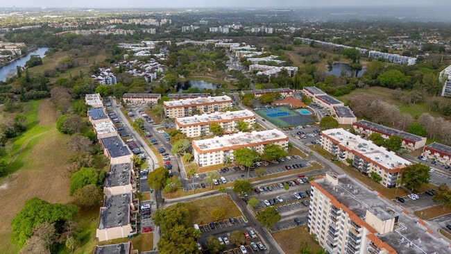 Building Photo - 4156 Inverrary Dr