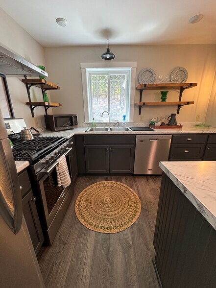 nice size kitchen/appliances/custom shelving - 3819 VT-44