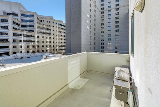 Building Photo - 69 Clementina St