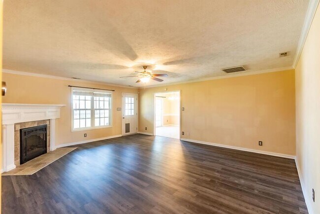 Building Photo - 389 Livingston Dr