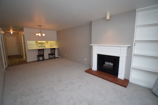 Building Photo - Spacious 1 bed 1 bath Condo on Foothill Dr!
