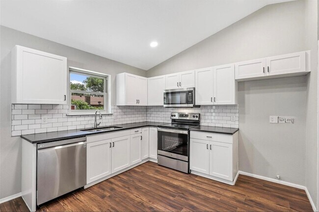 Building Photo - 1300 Timbercrest Dr