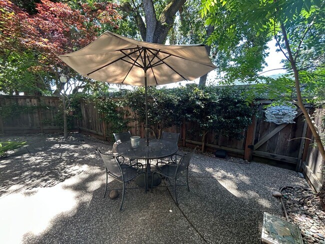 Building Photo - Beautiful 2 Bed, 2 Bath Single Story Condo...