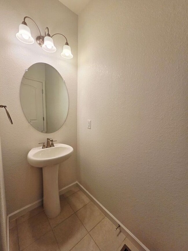 Building Photo - Cute Spacious Townhome in Prime Location – Available Now!