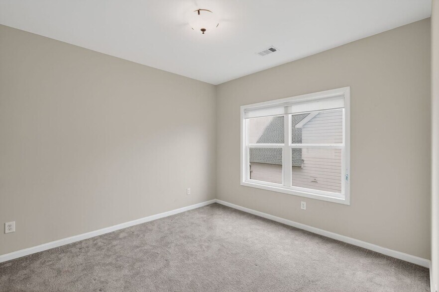 Building Photo - 3745 Crestland Ln