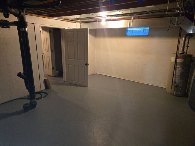 Building Photo - Charming 5-Bedroom Property in Prime Location