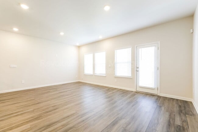 Building Photo - 3665 Shore Wood Ave