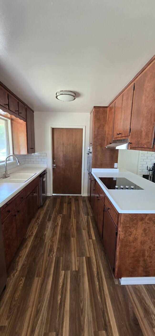 Building Photo - East Modesto Country Living, 3 Bedrooms 2 Bathrooms