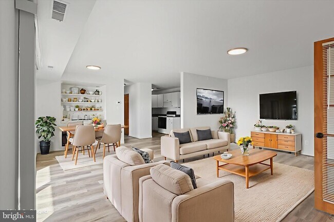 Building Photo - 214 Locust St SE