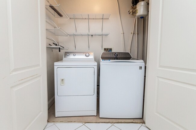 Building Photo - 614 Pond St