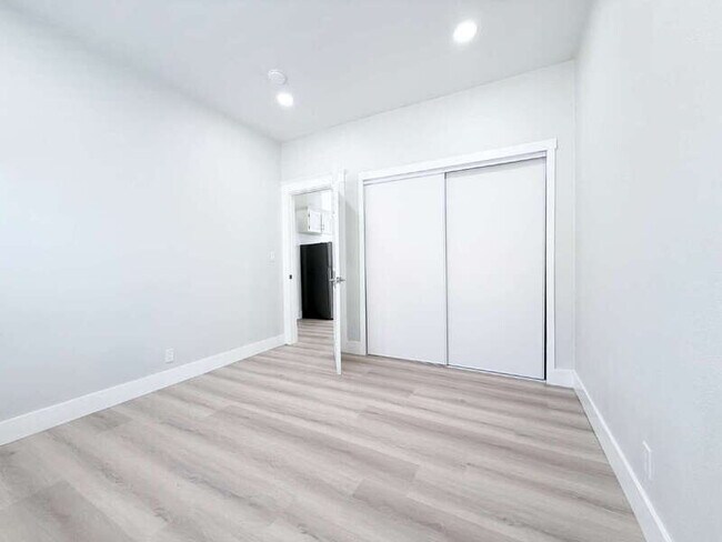 Building Photo - 1313 W 84th Pl