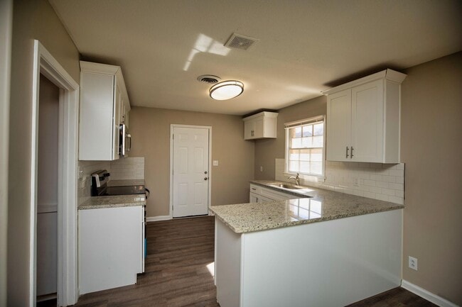Building Photo - ** 3 bed 2 bath located in Dalraida ** Cal...
