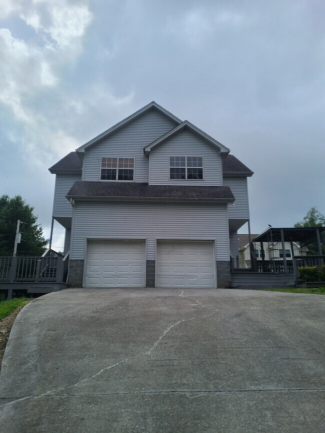 Primary Photo - 1526 Old Oak Ln