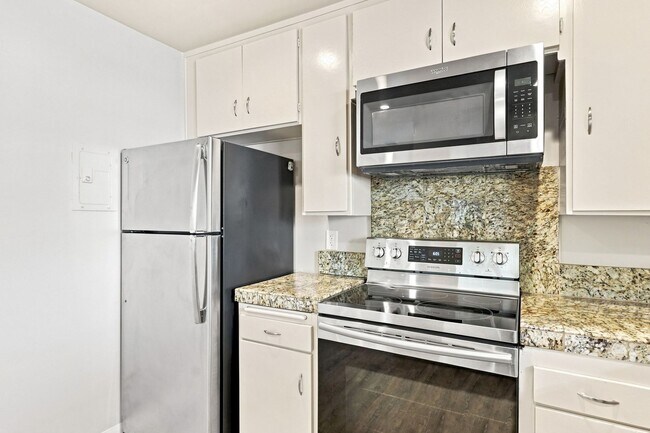 Building Photo - 935 Castlewood Dr
